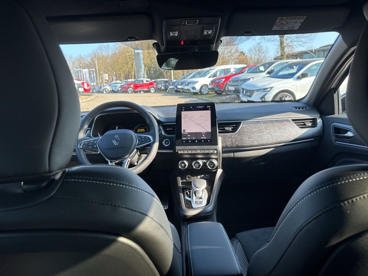 Renault Innenraum mit Leder-Sitzen, digitalem Cockpit und Navigationssystem im Autohaus