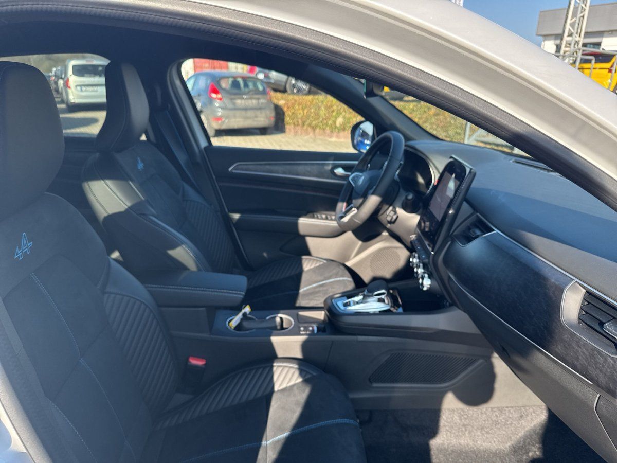 Alpine A Innenraum mit schwarzen Sportsitzen, Alcantara-Elementen und blauem Stitching