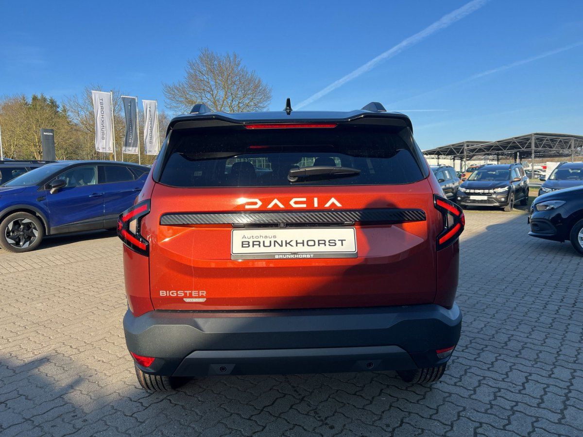 Roter Dacia Bigster SUV Heckansicht im Autohaus - moderne LED-Rücklichter und BIGSTER Schriftzug sichtbar