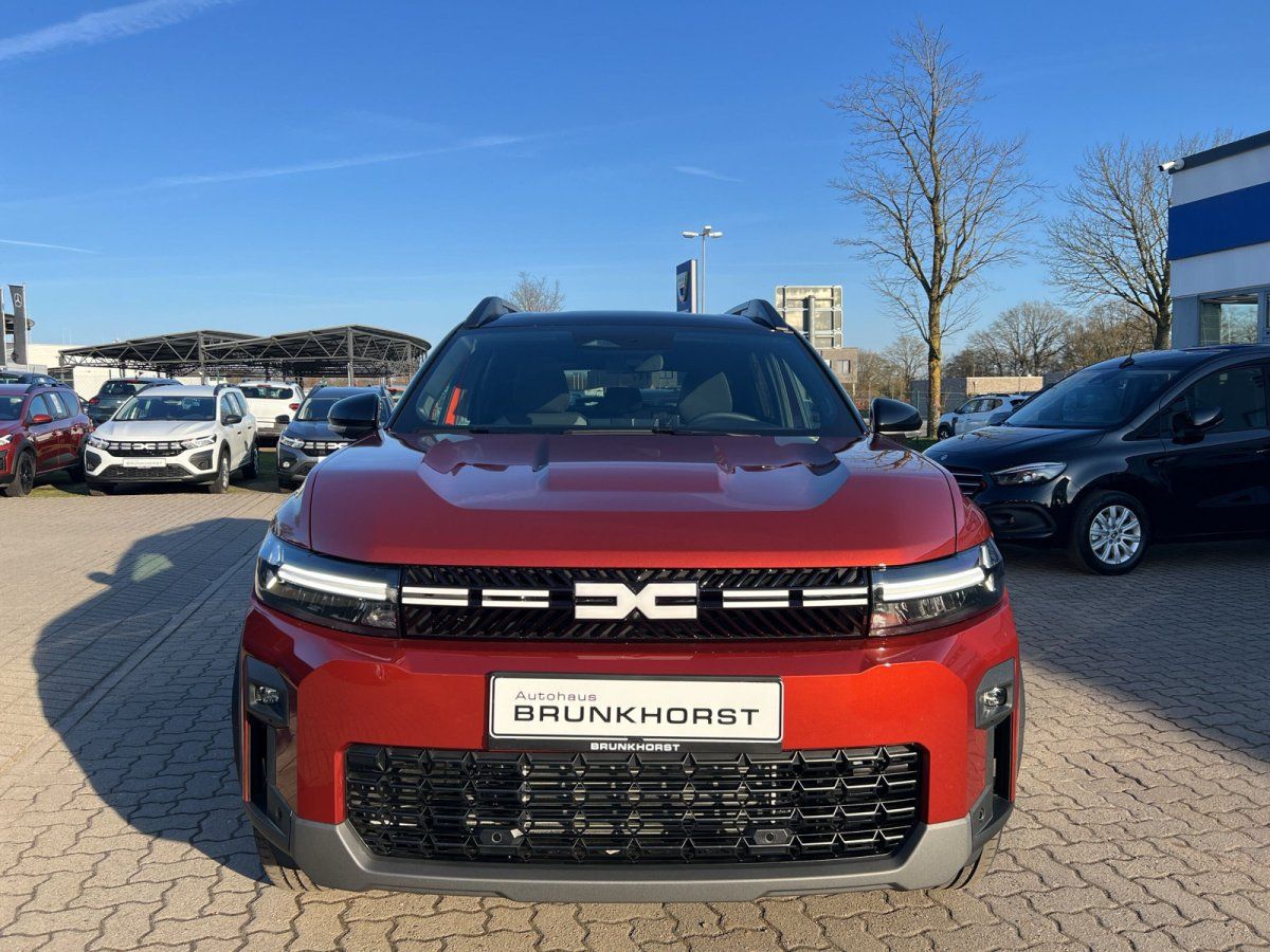 Roter Dacia Bigster SUV Frontansicht im Autohaus Showroom - markante Kühlergrill-Optik und DC-Logo