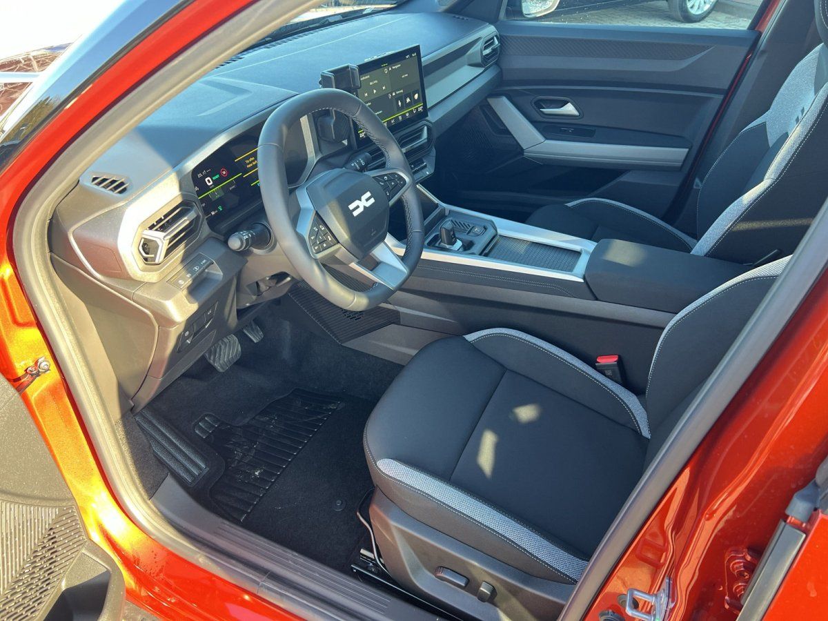 Dacia Bigster Innenraum mit schwarzen Sportsitzen, digitalem Cockpit und modernem Touchscreen-Display