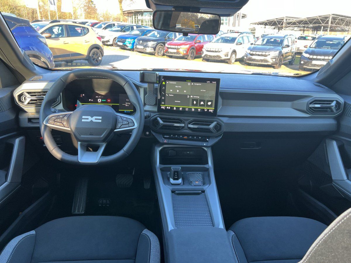 Moderner Fahrzeug-Innenraum mit digitalem Cockpit und Touchscreen-Display