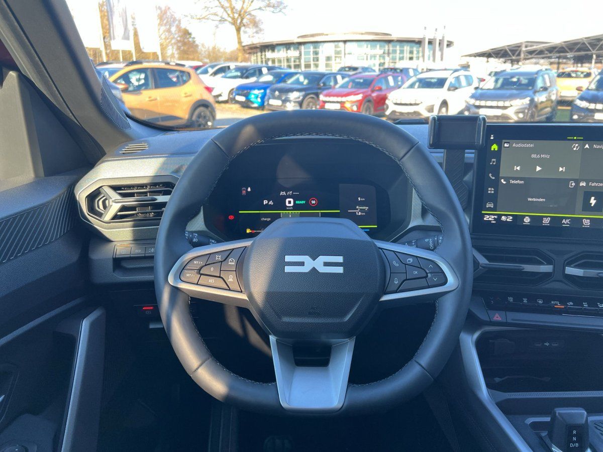 Detailansicht Lenkrad und digitales Armaturenbrett im Fahrzeug-Innenraum