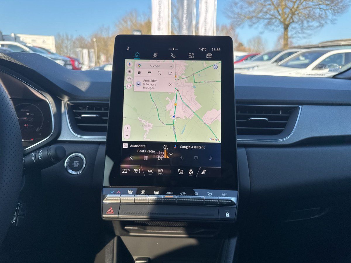 Volkswagen Innenraum mit großem Touchscreen-Infotainmentsystem und Google Maps Navigation im Autohaus