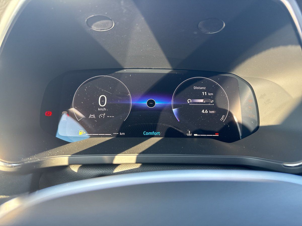 Blick durch die Windschutzscheibe eines Fahrzeugs in einem modernen Autohaus-Showroom