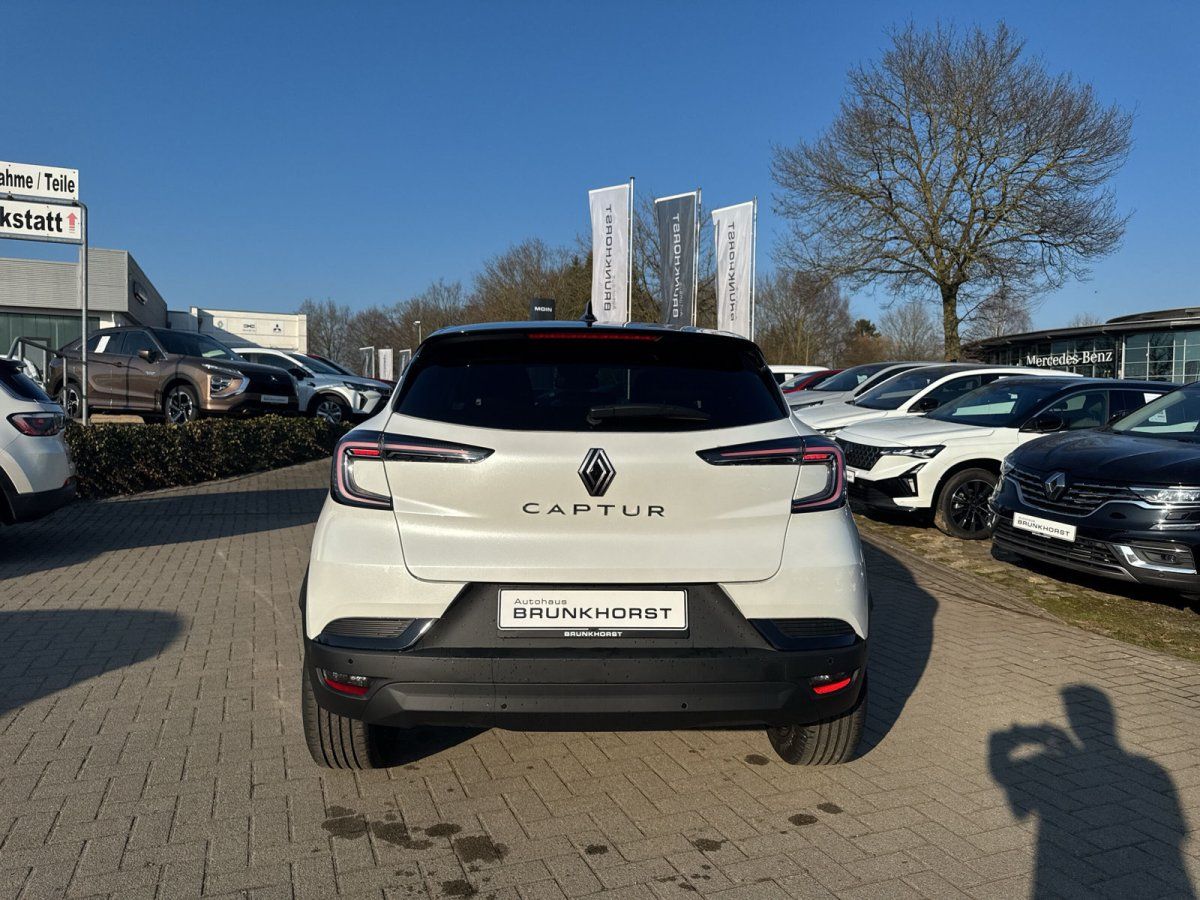 Renault Captur Weiß Heckansicht im Autohaus Brunkhorst Showroom