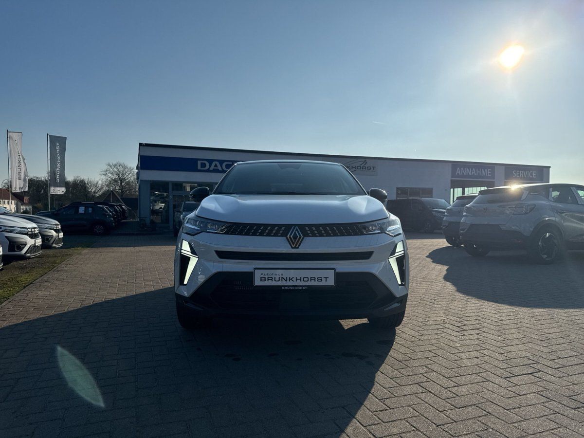 Weißer Renault Symbioz SUV Frontansicht im Autohaus Brunkhorst Showroom