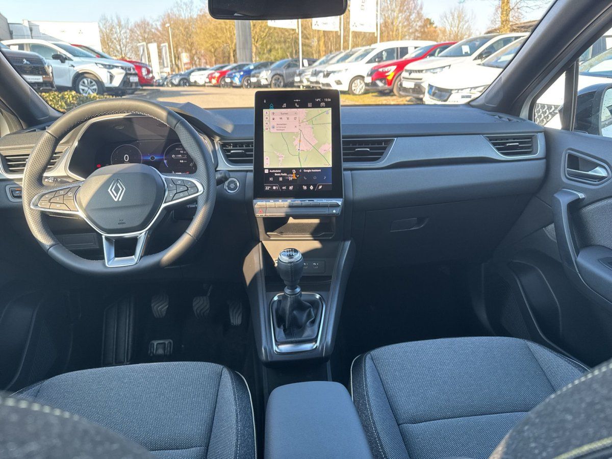 Renault Innenraum mit großem Touchscreen-Display, Lederlenkrad und manuellem Schaltgetriebe