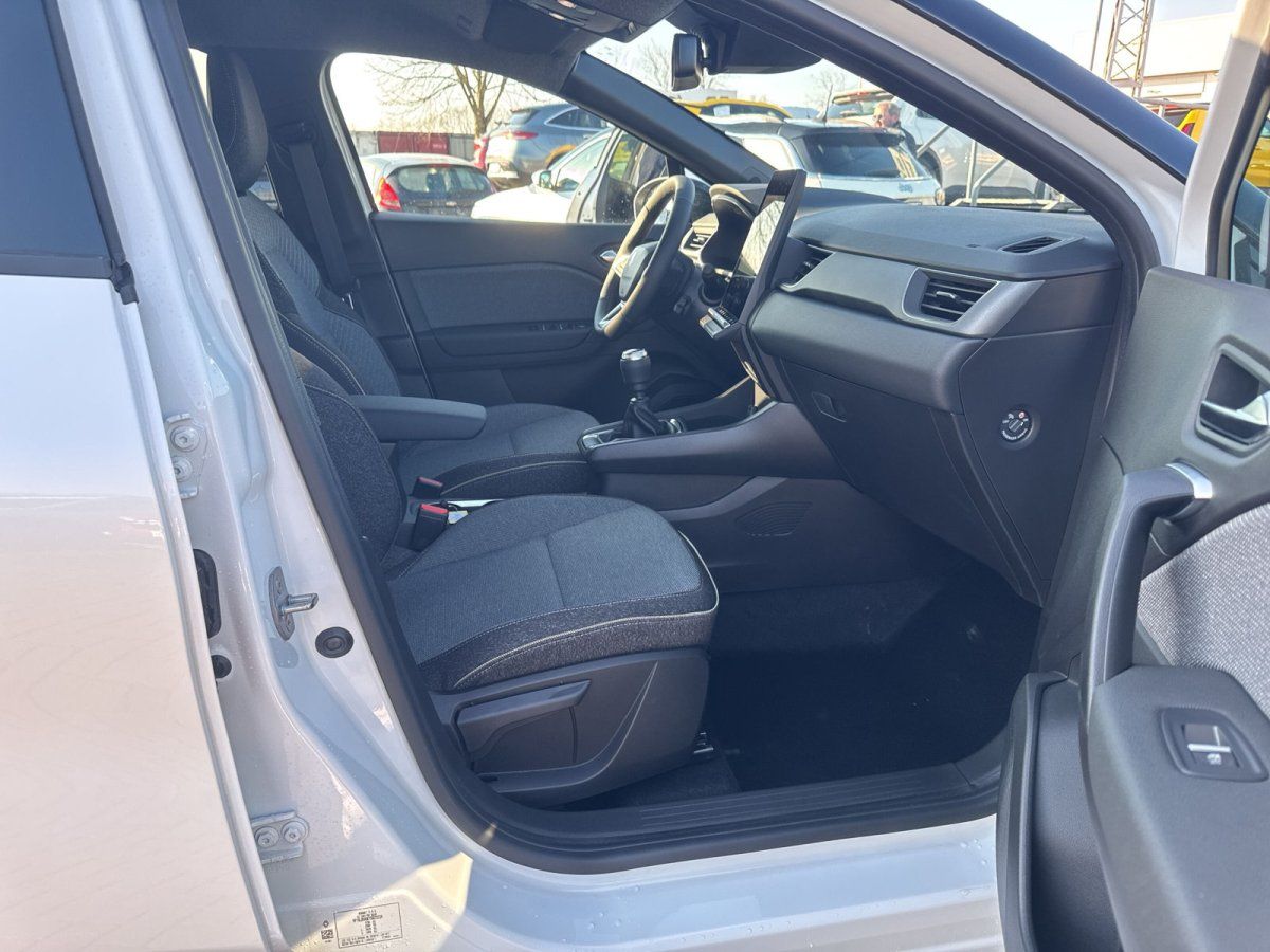 Fahrzeuginnenraum mit schwarzen Stoffsitzen, Mittelkonsole und modernem Cockpit