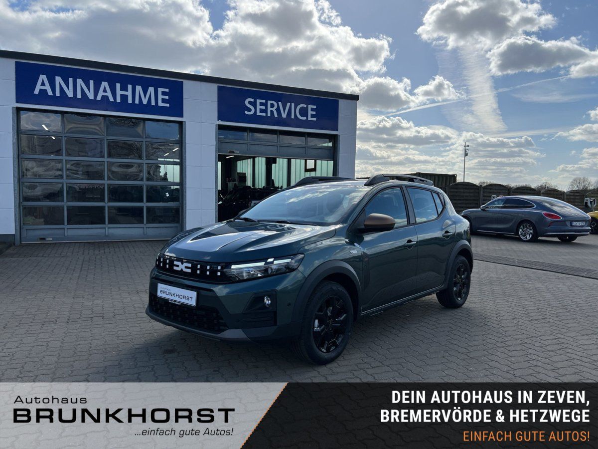 Dacia Sandero grün metallic im Autohaus Showroom - Seitenansicht des Kompaktwagens