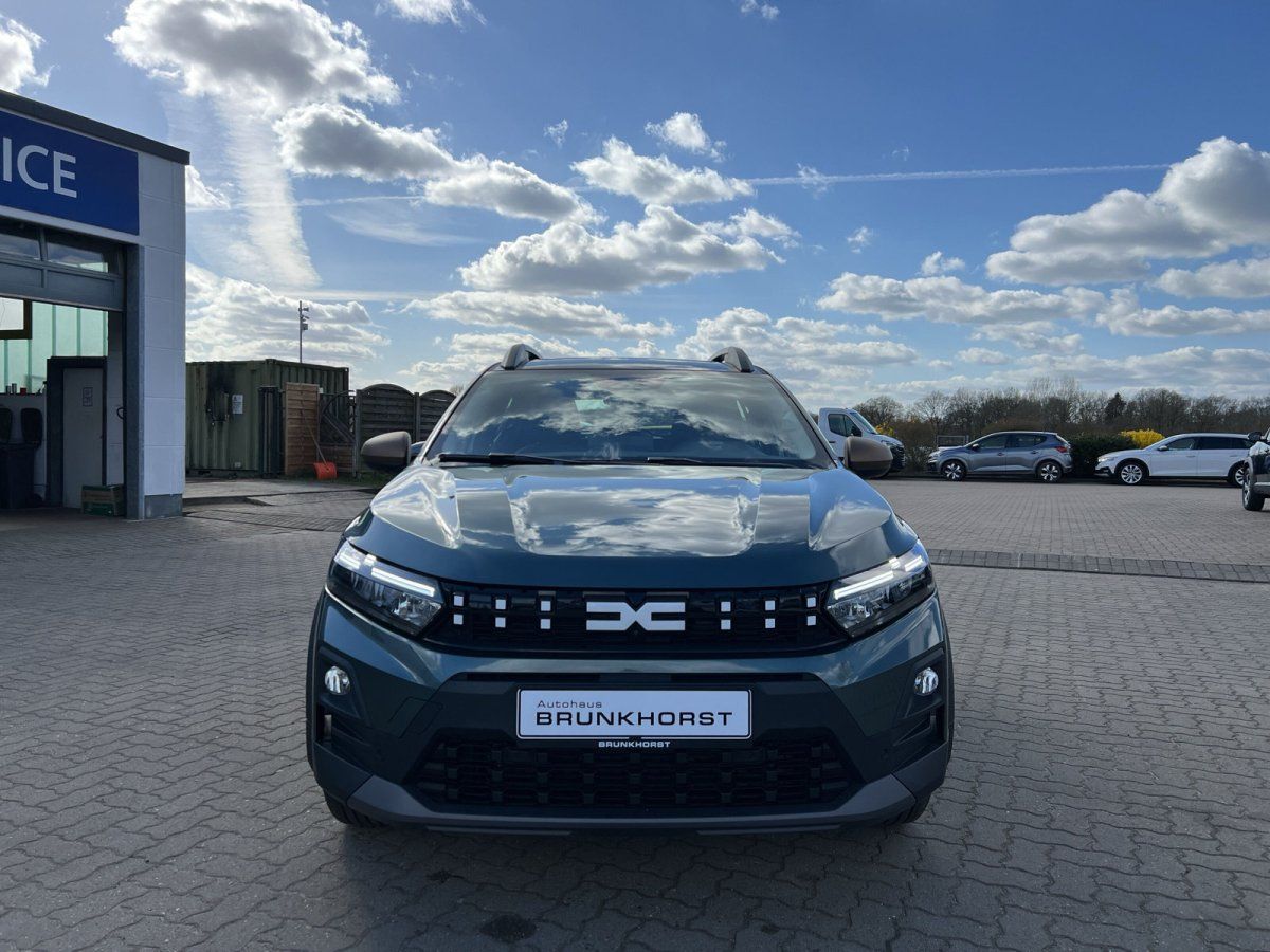 Dacia Sandero grün metallic Frontansicht im Autohaus - Vorderseite des Kompaktwagens