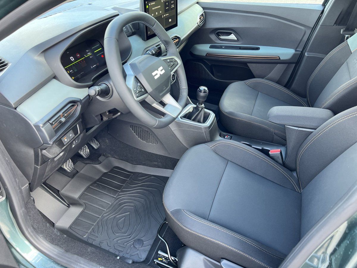 Dacia Sandero Innenraum grau schwarz - Cockpit und Fahrersitz des Kompaktwagens