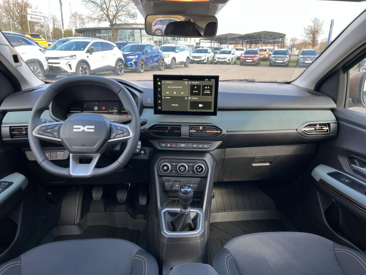 Dacia Innenraum Cockpit mit Lenkrad, Touchscreen und grauem Interieur
