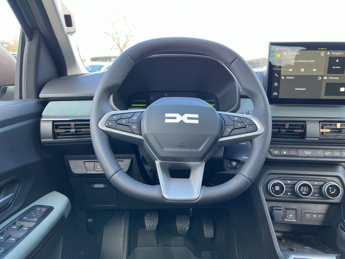 Modernes Fahrzeug-Cockpit mit digitalem Display und Touchscreen-Infotainment