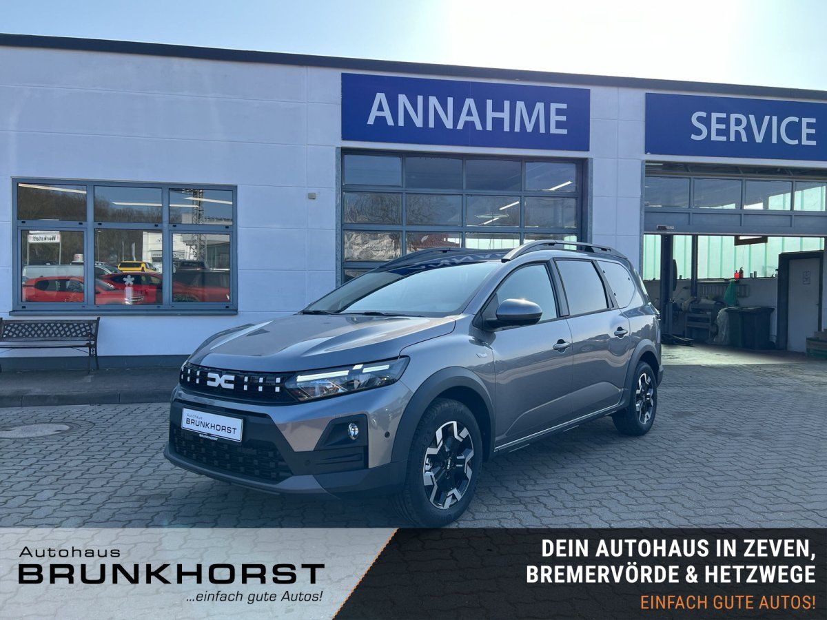 Dacia Jogger in Grau im Autohaus Brunkhorst Showroom – moderner Familienkombi