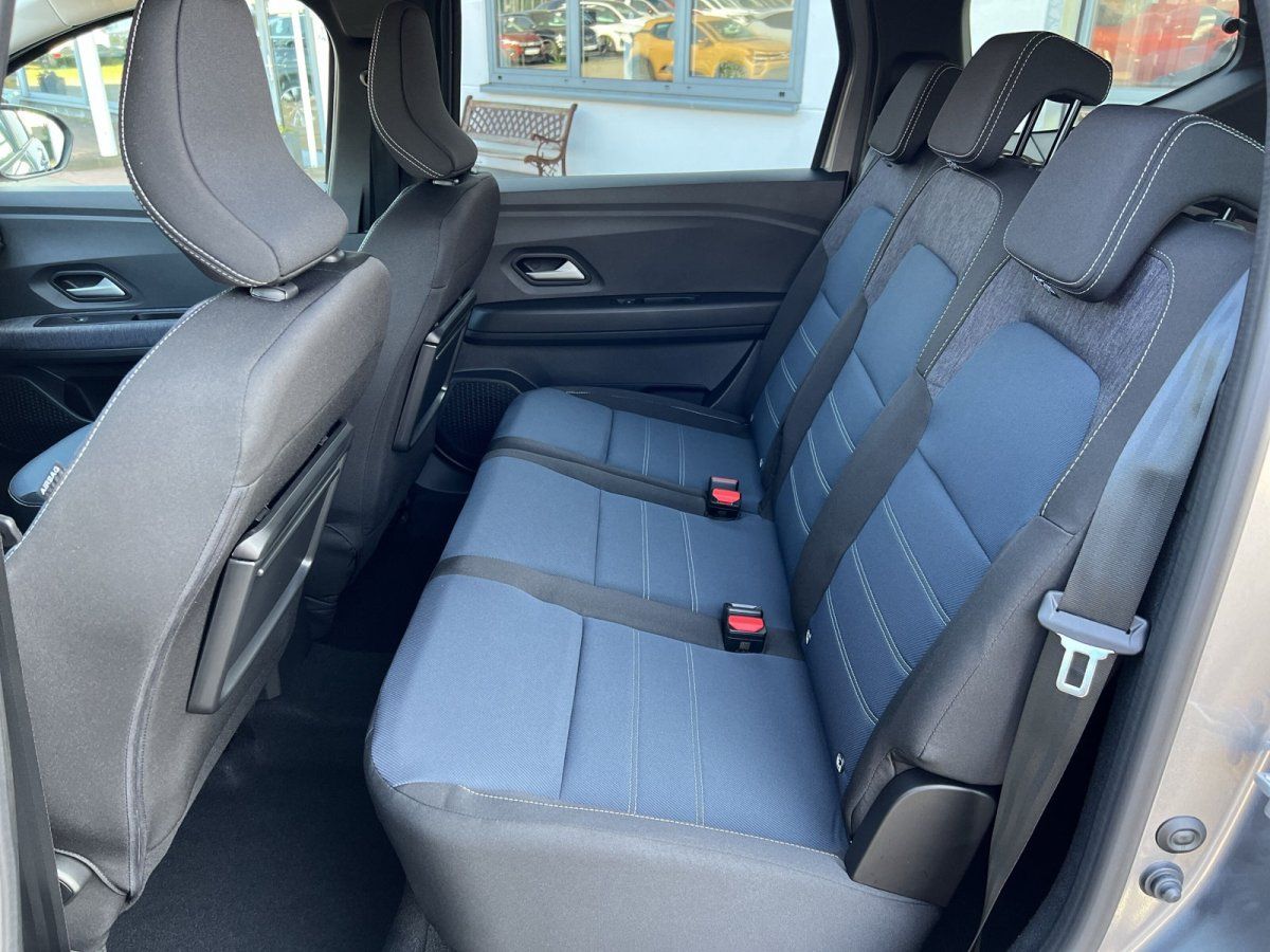 Dacia Jogger Innenraum Rücksitzbank blau-schwarz mit Sicherheitsgurten im Autohaus