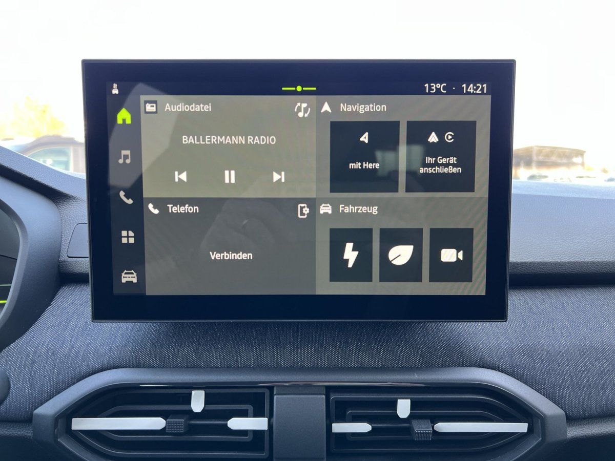 Skoda Fahrzeug Infotainment-Display mit Navigation, Audio und Fahrzeugmenü im Autohaus