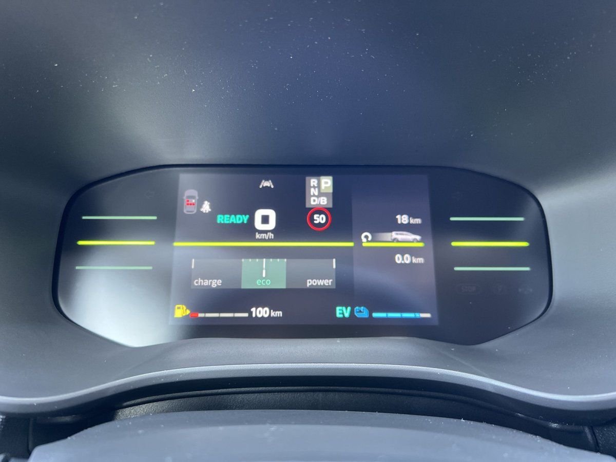 Kia Hybrid Innenraum mit digitalem Kombiinstrument im Autohaus – Cockpit-Ansicht