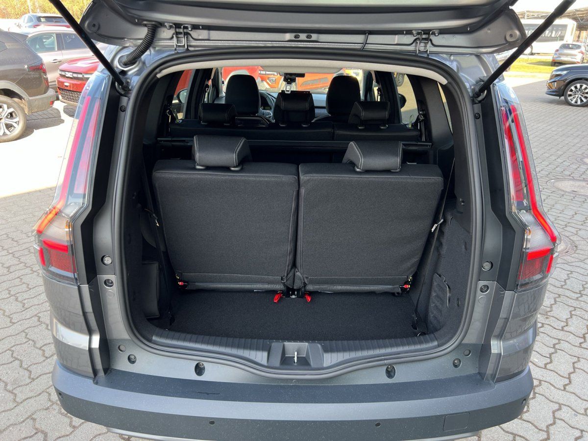 Grauer SUV Kofferraum geöffnet mit dritter Sitzreihe im Autohaus