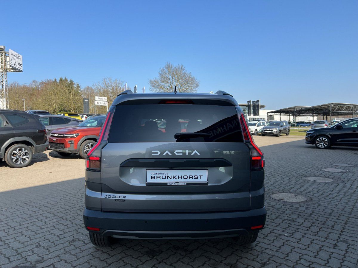 Dacia Jogger grau Heckansicht im Autohaus Brunkhorst Showroom