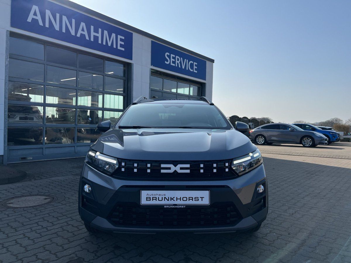 Dacia SUV Frontansicht in Grau im Autohaus Brunkhorst Showroom
