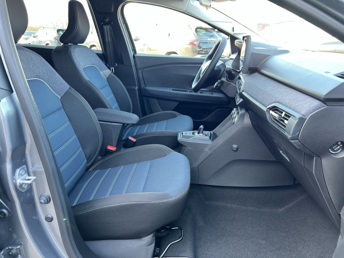 Fahrzeuginnenraum mit blauen Stoftsitzen und Mittelkonsole – modernes Kompaktauto Innenansicht