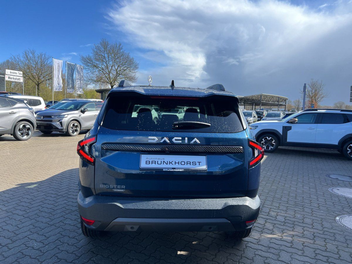Dacia Bigster Heckansicht in blauer Metallic-Lackierung im Autohaus-Showroom