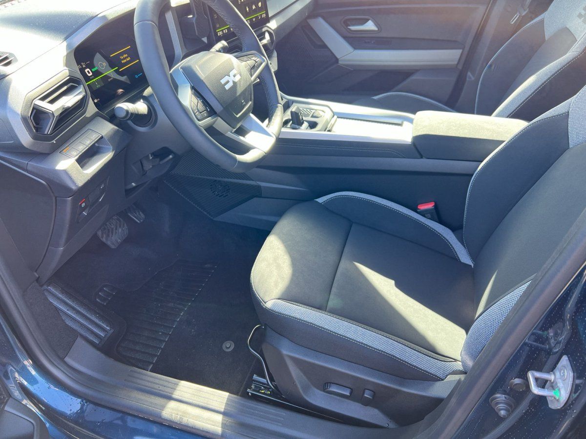 Modernes Fahrzeug-Cockpit mit digitalem Display und grau-schwarzer Innenausstattung