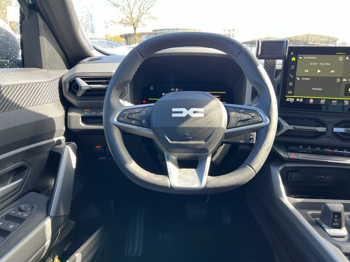 Auto Innenansicht mit Lenkrad, digitalem Display und Mittelkonsole