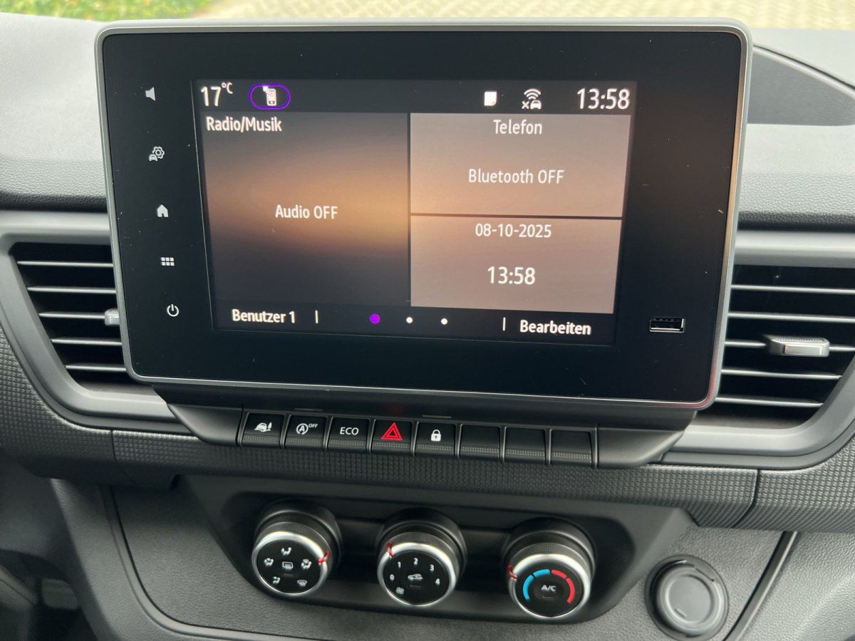 Fahrzeug-Infotainmentsystem Innenraum mit Touchscreen-Display im Autohaus