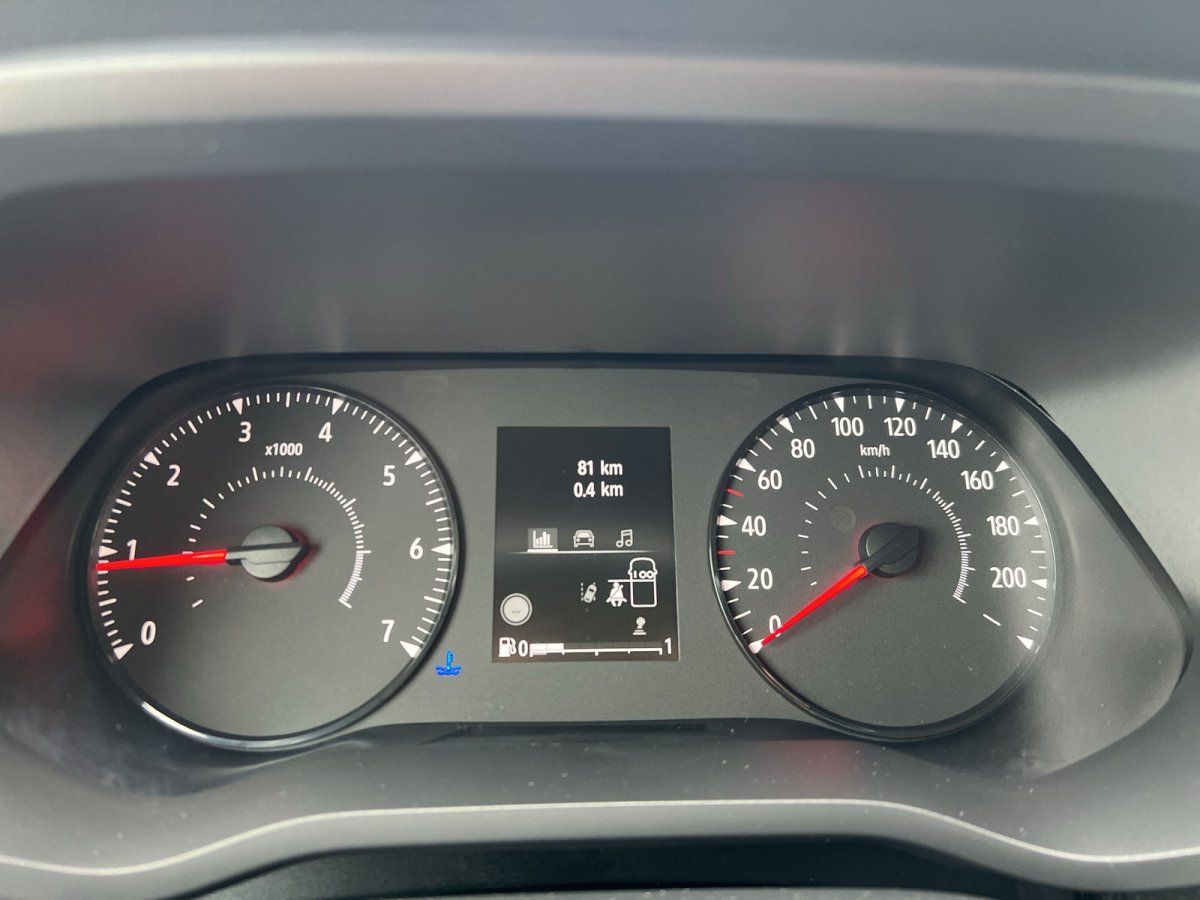Fahrzeug-Cockpit mit Tachometer und Drehzahlmesser, 81 km Reichweite, Autohaus im Hintergrund