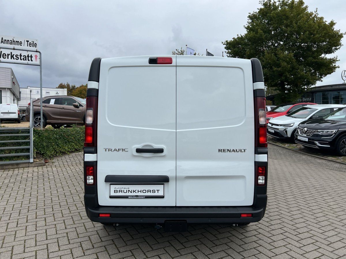 Renault Trafic Kastenwagen weiß Heckansicht im Autohaus Brunkhorst