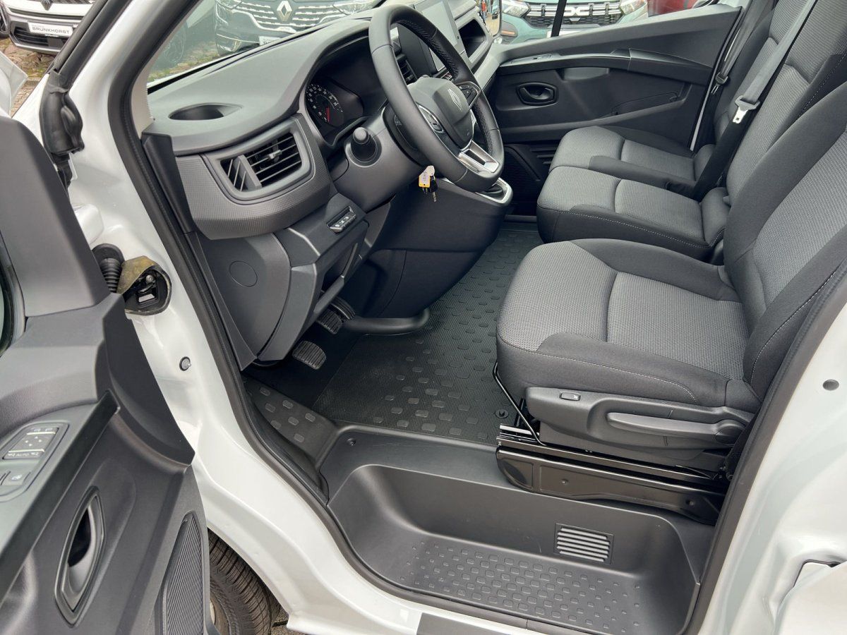Renault Trafic Innenraum Fahrerseite mit grauem Stoffsitz und Lenkrad