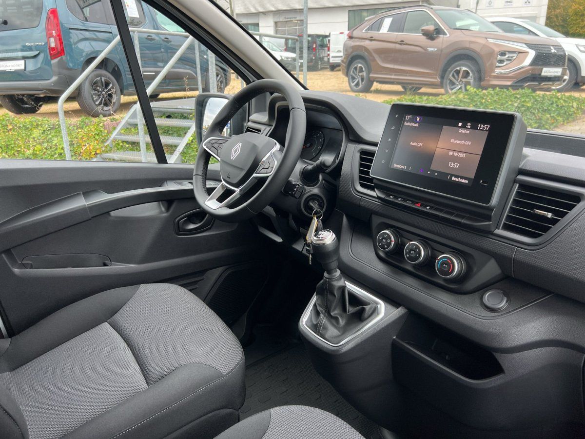 Renault Trafic Innenraum mit Lenkrad, Schaltgetriebe und Touchscreen-Infotainment im Autohaus