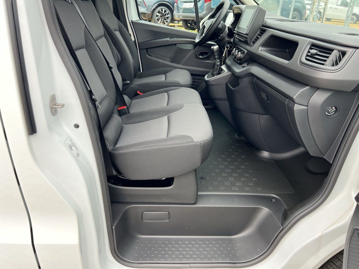 Innenraum eines weißen Transporters mit grauem Dreisitzer-Cockpit und Touchscreen-Navi