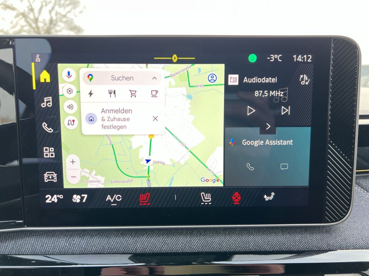 Renault Infotainment-Display mit Android Auto, Google Maps Navigation und Klimasteuerung im Autohaus
