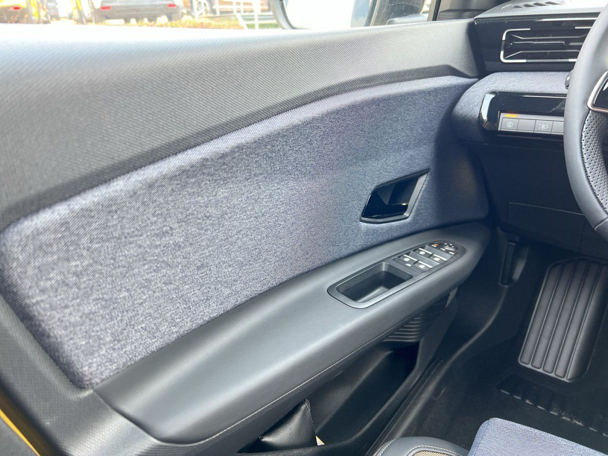 Fahrzeuginnenraum Fahrertür mit Alcantara-Verkleidung und Fensterheberschaltern