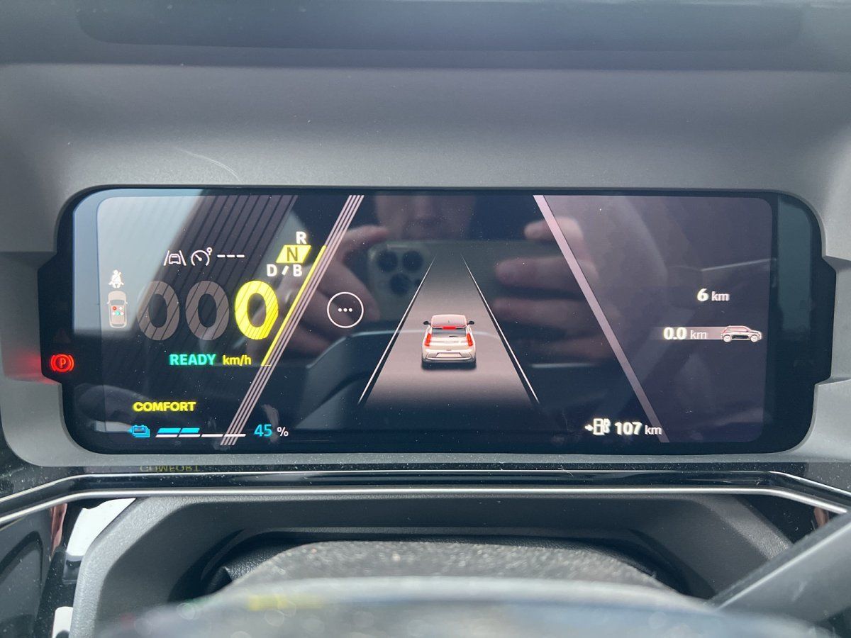 Elektrofahrzeug Innenraum mit digitalem Kombiinstrument im Autohaus-Showroom