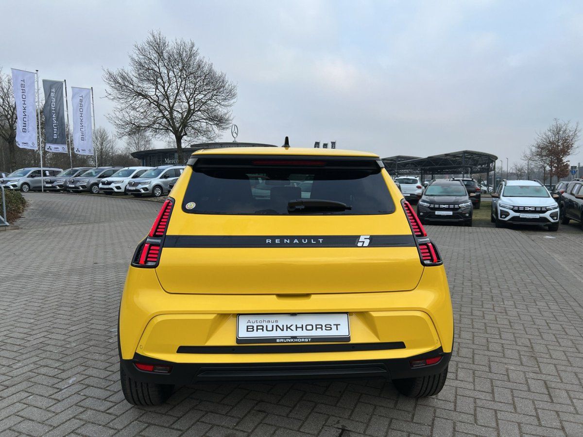 Renault 5 E-Tech Electric in Gelb – Heckansicht im Autohaus Brunkhorst Showroom