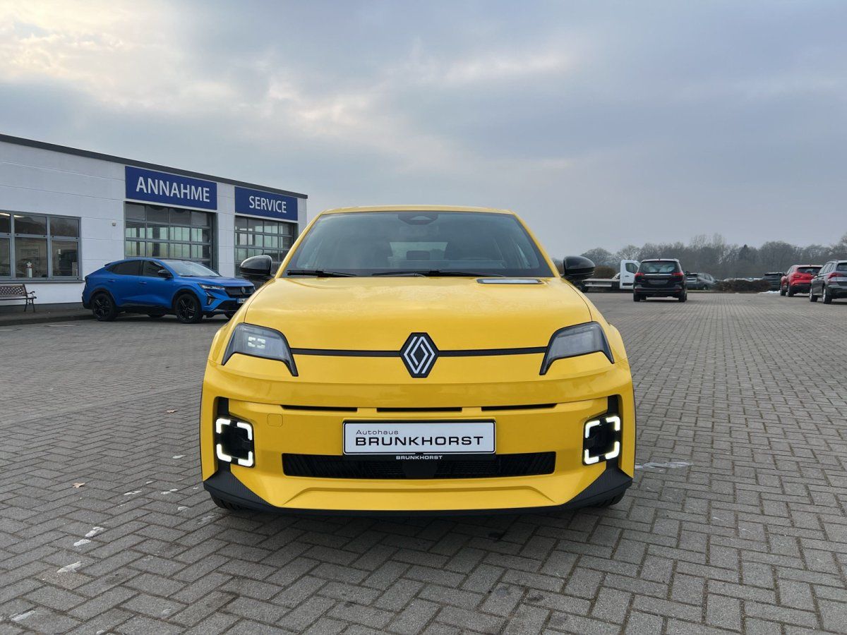 Gelber Renault 5 E-Tech Electric Frontansicht im Autohaus Brunkhorst Showroom