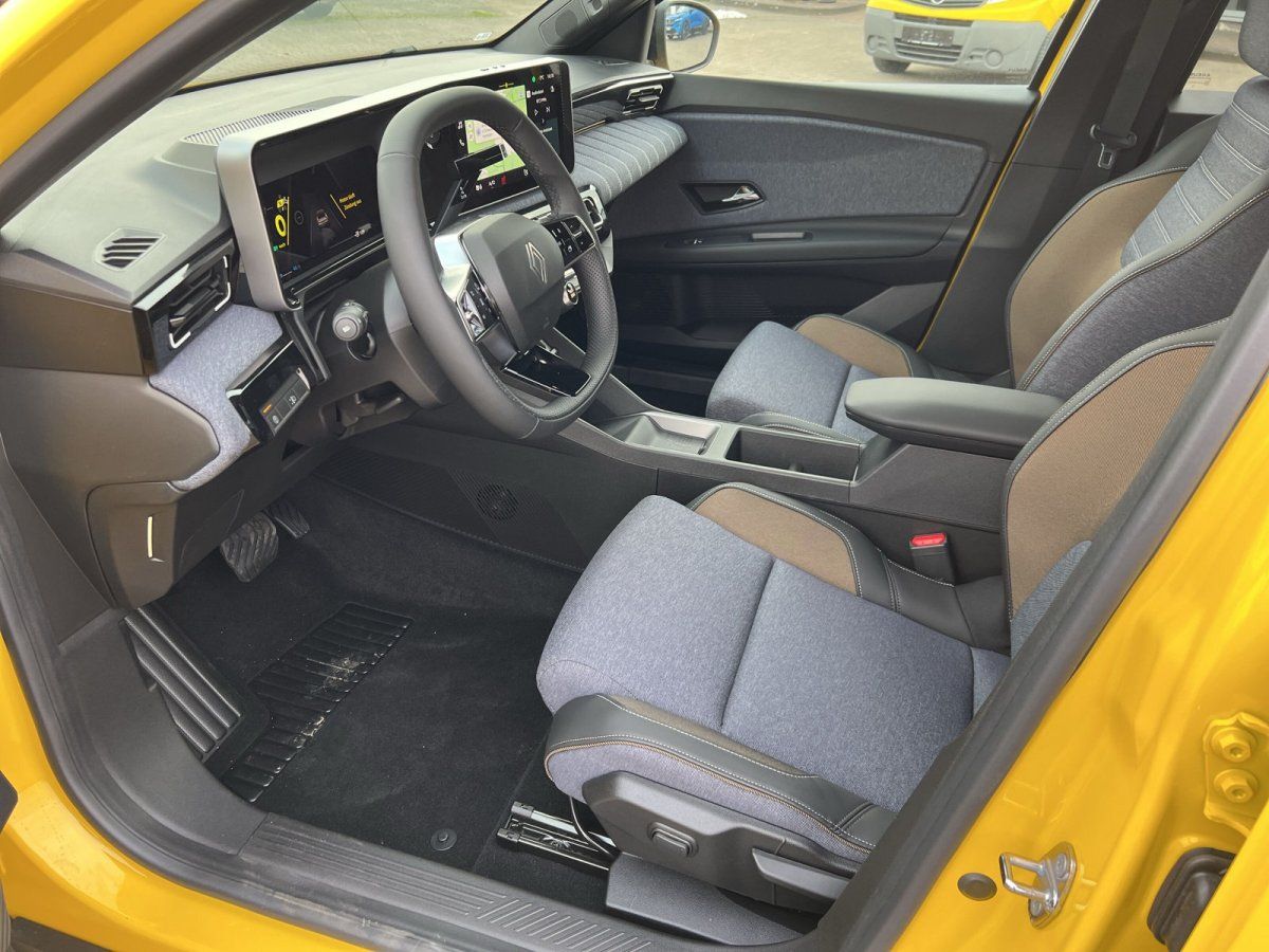 Renault Innenraum in Gelb – modernes Cockpit mit Touchscreen, Lenkrad und Stoffsitze in Grau-Braun