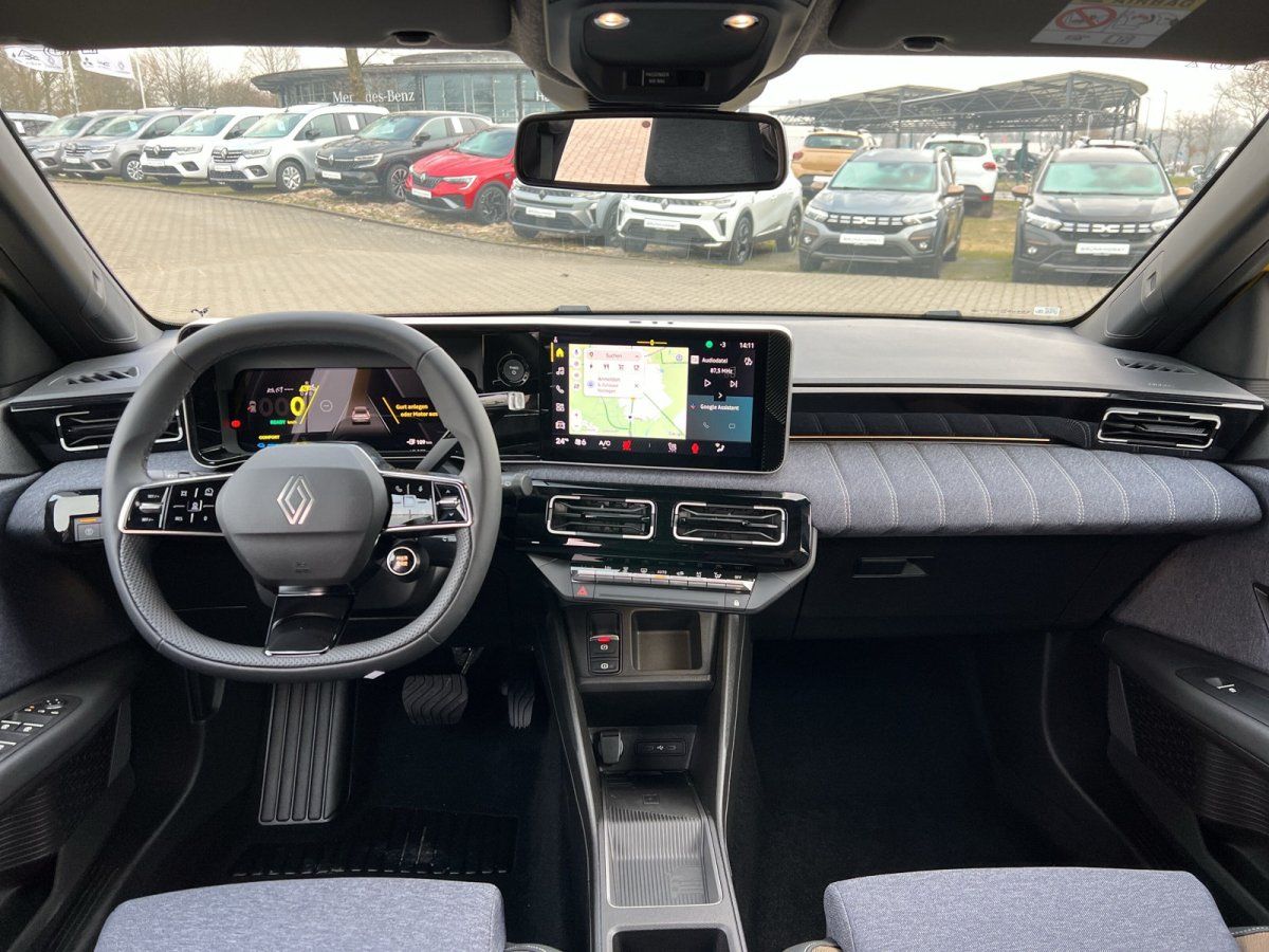 Renault Innenraum mit digitalem Cockpit und großem Touchscreen-Infotainmentsystem