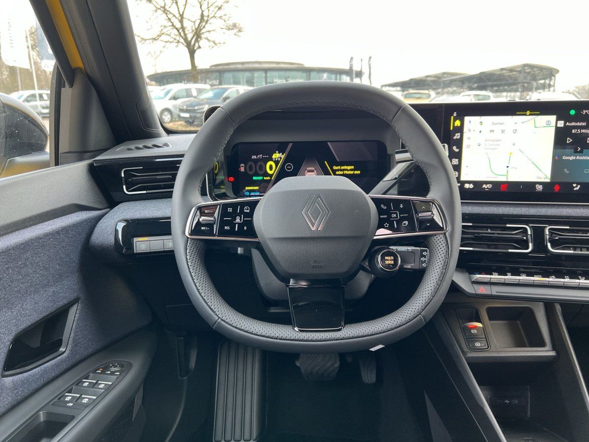 Renault Innenraum mit Lenkrad, digitalem Cockpit und Infotainment-Display im Autohaus
