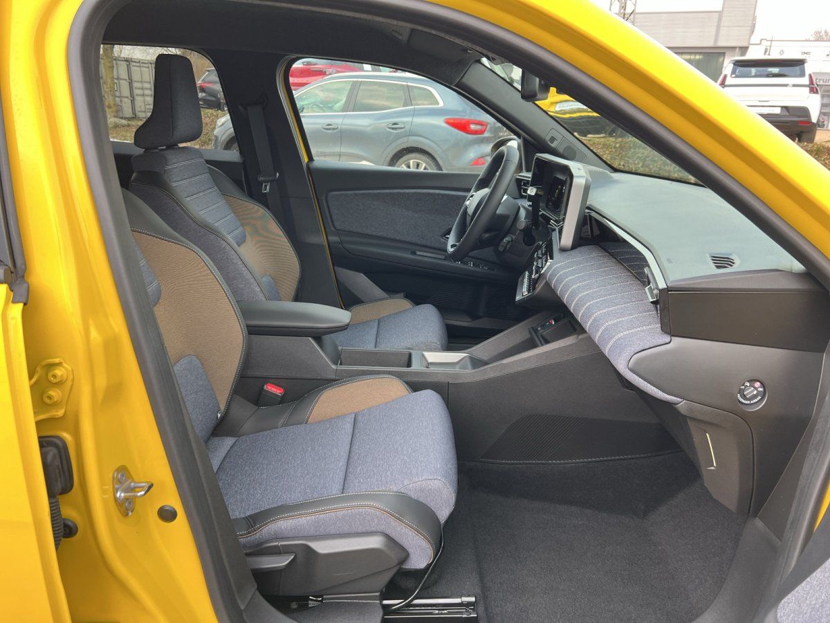 Gelbes Fahrzeug Innenraum mit blauen Stoffsitzen und modernem Cockpit