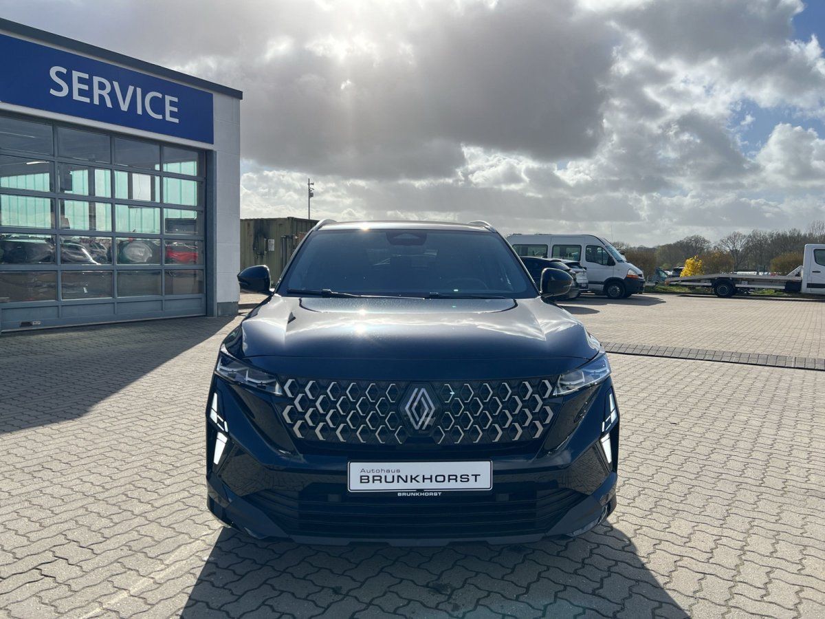 Renault Fahrzeug in dunkelblau - Frontansicht mit charakteristischem Kühlergrill im Autohaus
