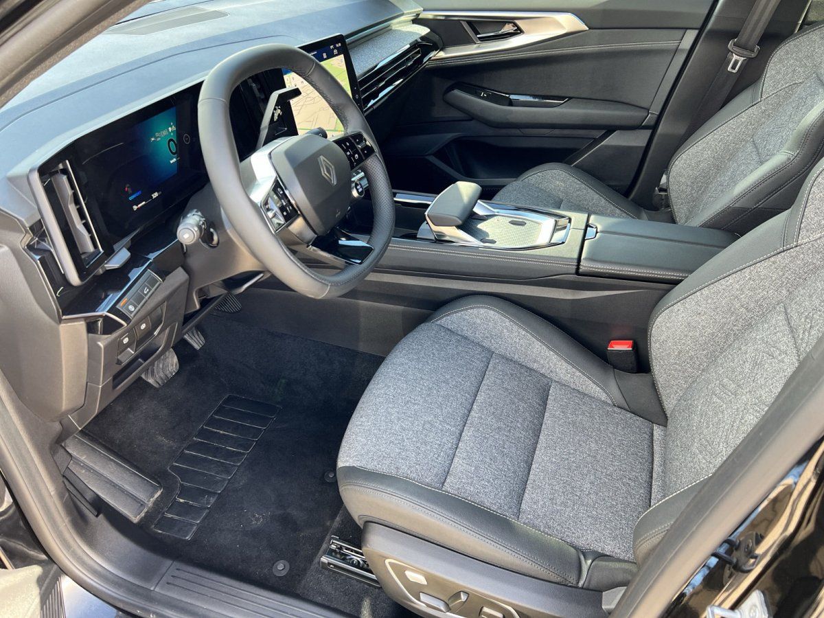 Renault Fahrzeug Innenraum mit modernem Cockpit, Touchscreen und Stoffsitzen in grau