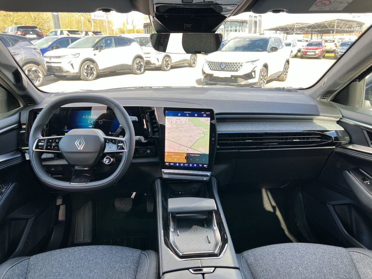 Renault Innenraum mit digitalem Cockpit und Touchscreen-Display im modernen Design