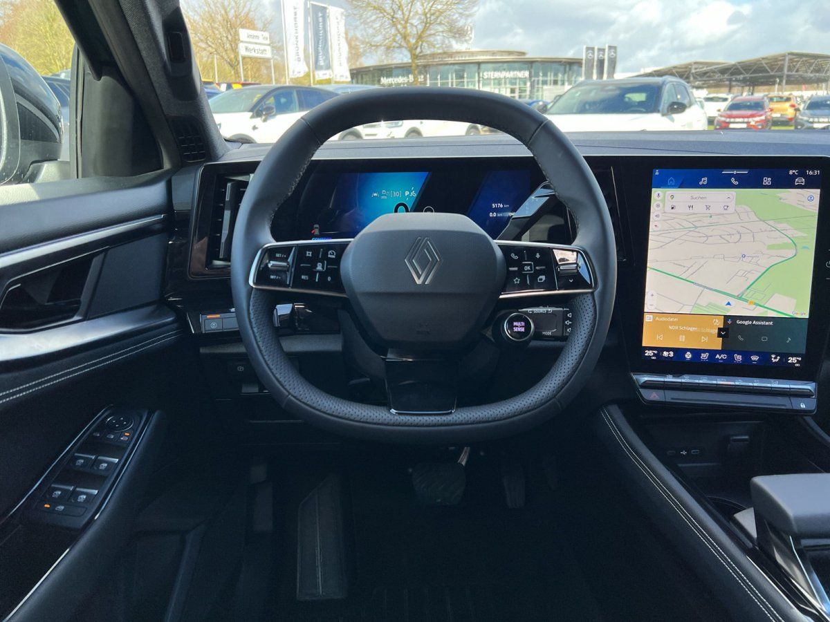 Renault Fahrerplatz mit Lenkrad, digitalen Instrumenten und großem Infotainment-Display