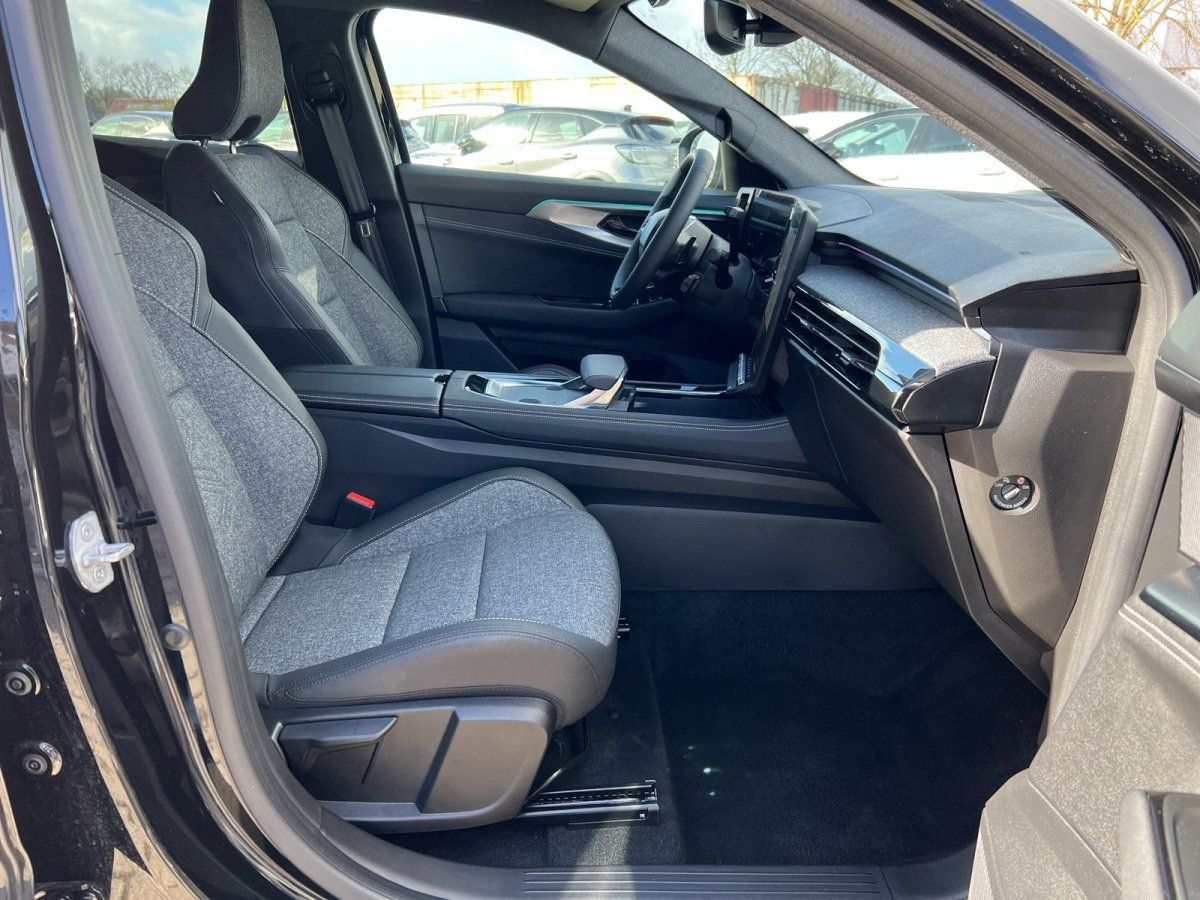 Fahrzeug-Innenraum Beifahrerseite mit grauen Sportsitzen und moderner Ausstattung