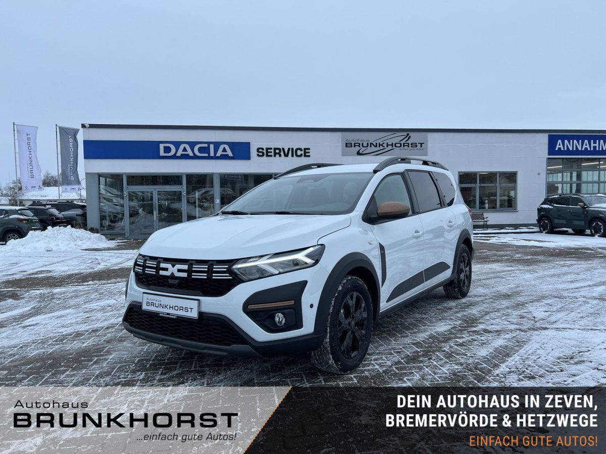 Weißer Dacia Jogger im Autohaus Brunkhorst mit schwarzen Felgen und Dachreling